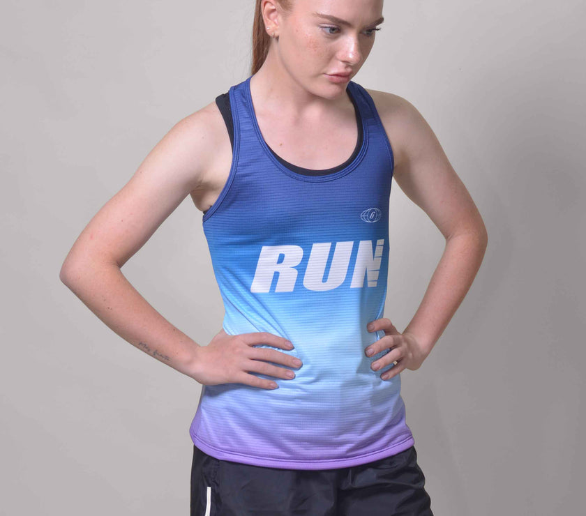 CAMISILLA RUNNING CELESTE