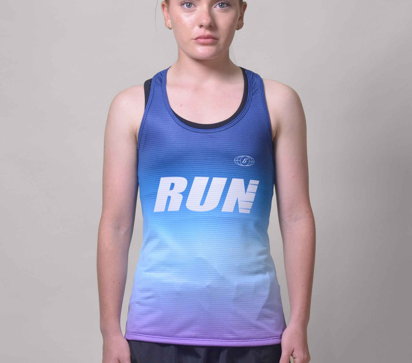 CAMISILLA RUNNING CELESTE